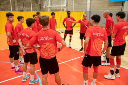 Els jugadors del CV Sant Pere i Sant Pau escoltant les indicacions de Vlado Stevovski.