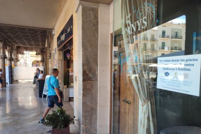 Façana de la cafeteria Farggi a la plaça del Mercadal, que tancarà les portes aquest dissabte.