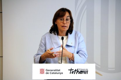 La consellera de Territori, Habitatge i Transició Ecològica, Sílvia Paneque, en la roda de premsa per anunciar nous busos interurbans