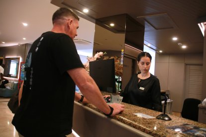 Un turista registrant-se en un hotel de Salou a finals d'aquest mes d'agost