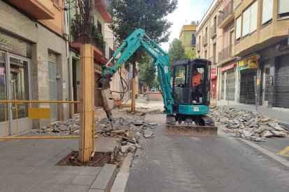 Fotografia de maquinària treballant en la segona fase d’obres de reordenació urbanística del carrer Ample de Reus