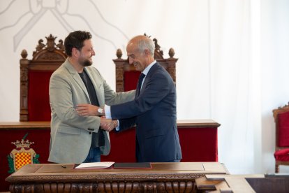 L’alcalde de Tarragona, Rubén Viñuales, i el director global de serveis urbans d’Urbaser, Alejandro de la Joya, van signar el contracte.