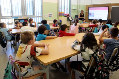 Imatge d'arxiu d'alumnes a l'escola La Vitxeta de Reus dins l'aula en el primer dia del curs escolar
