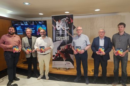 Els impulsors d''Una temporada per a Gaudí(r)', el president l’Associació de Concerts de Reus, Joan Sas, el director artístic, Marc Moncusí, i el regidor de Cultura i Política Lingüística, Daniel Recasens, en la presentació de la nova temporada.