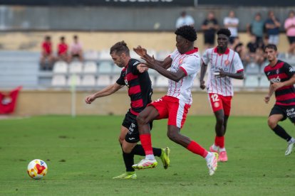 El davanter Fran Carbia durant el duel contra el Girona B del darrer diumenge.