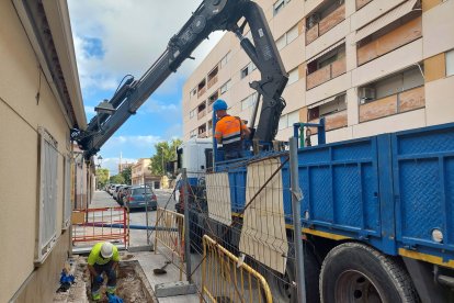 Imatge de les obres de renovació de la xarxa d'abastament al carrer Tortosa de Torreforta.