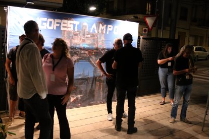Ambient a l'exterior del casal municipal d'Amposta durant la quinzena edició del Fangofest.