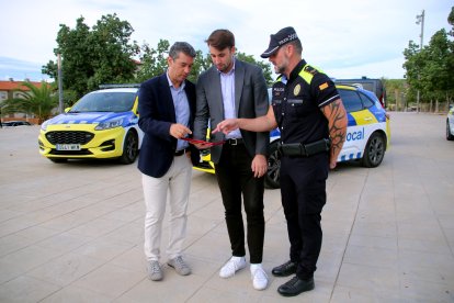 Imatge de Kenneth Martínez amb un agent de la policia local i el regidor de Seguretat, Christian Soriano.