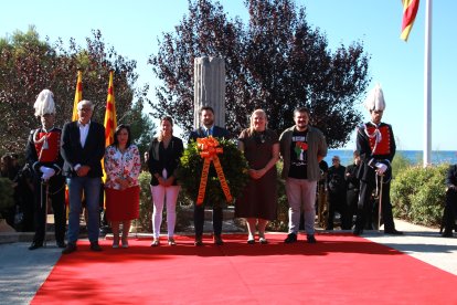 L'alcalde, Rubén Viñuales, i els portaveus de la resta de grups municipals en l'ofrena a Rafael Casanova.