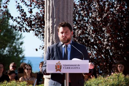 L'alcalde, Rubén Viñuales, durant el seu discurs aquest dijous, en l'acte d'ofrena floral a Rafael Casanova.