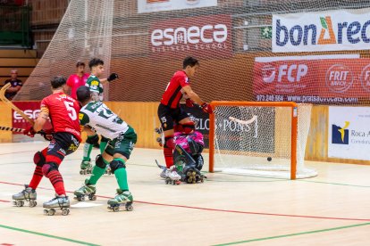 Marc Julià anotant el primer gol de l'encontre.