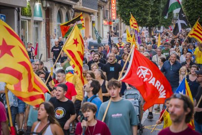 Manifestació de l'11-S de l'Esquerra Independentista del Camp baixant pel raval de Martí Folguera.