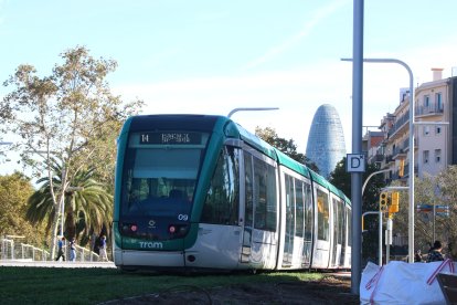 El tramvia circulant pel nou traçat de l'avinguda