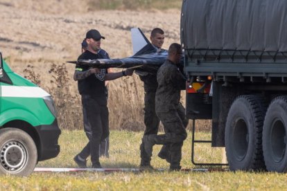 Militars polonesos recullen les restes d'un dels drons que dimarts van envair el seu espai aeri