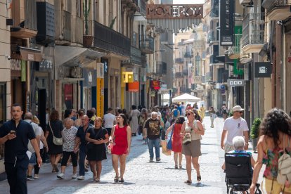 El carrer de Monterols és una de les actuals principals artèries comercials de Reus