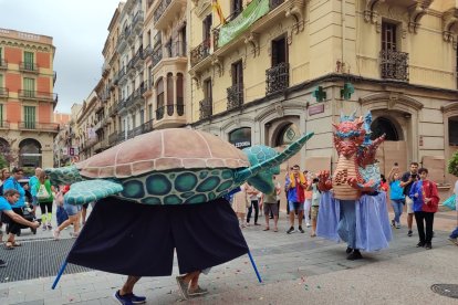 otografia del Superadrac i la Tortuga del Vendrell ballant a la plaça de Prim