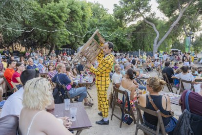 El parc de Saavedra es va omplir ahir a la tarda per gaudir del Cabaret de Circ.
