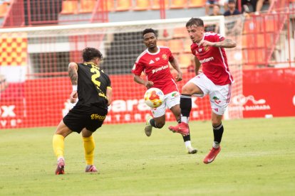 L’extrem del Nàstic Pau Martínez durant l’encontre contra l’Atlético Sanluqueño al Nou Estadi.