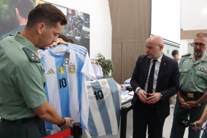 Samarretes amb el '10' de Messi, intervingudes en operacions contra el top manta.