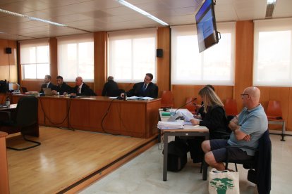 Dos dels acusats del cas de frau de les autoescoles Roquetes-Temple de Tortosa, acompanyats dels lletrats, a l'inici del judici a l'Audiència de Tarragona.