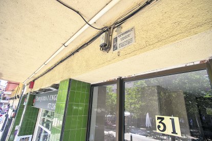 Edifici a l’avinguda del Carrilet que conserva la placa de l’Instituto Nacional de la Vivienda, en la part superior del portal.