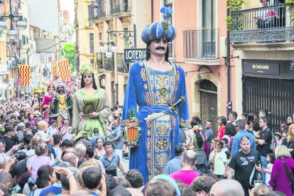 El Gegants Moros i Vells, durant la cercavila de la Vigília. Gerard Martí

El Gegants Moros i Vells, durant la cercavila de la Vigília. Gerard Martí

El Gegants Moros i Vells, durant la cercavila de la Vigília