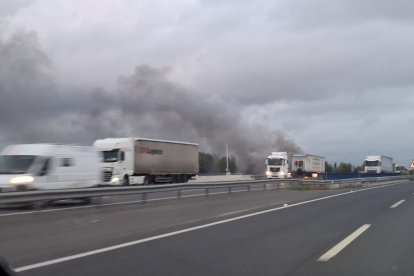 Imatge del camió traient fum.