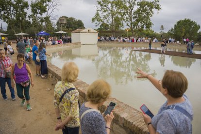 Més d’un centenar de persones van assistir a la festa de recuperació de l’espai, a tocar del passeig de la Boca de la Mina.