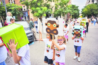 L’alumnat del primer cicle de primària desfila amb pictogrames dels diferents elements del Seguici.