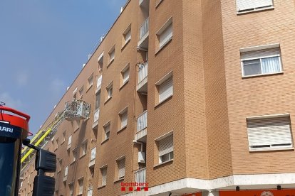Grua de Bombers en un edifici d'Amposta afectat per l'incendi d'un establiment d'electrodomèstics als baixos de l'immoble.