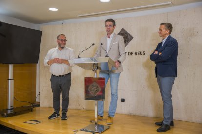 Amadeu Bonet i els regidors Daniel Recasens i Josep Baiges, detallant la nova edició del TEDxReus.