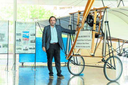 Ventura, dimecres a Salou, amb una rèplica del Blériot XI, primer avió que va volar a Espanya el 1910.