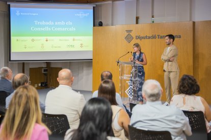 La presidenta de la Diputació, Noemí Llauradó, i el diputat Marc Bigordà, han presentat les ajudes