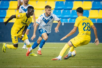 El migcampista de l’Europa Toni Caravaca durant el duel contra el Villarreal B.