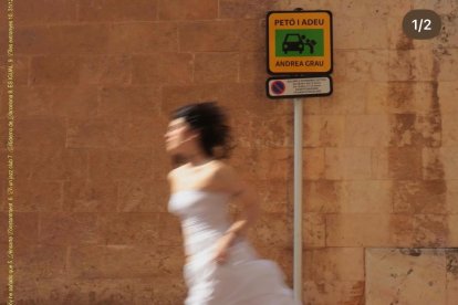 Segons la cantant, el senyal de "petó i adeu" representa una última acció ràpida abans de deixar marxar algú
