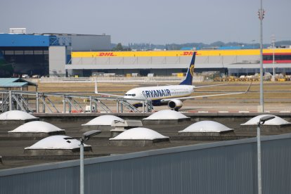 Imatge d'arxiu d'un avió Ryanair a la pista de l'aeroport de Zaventem, a Brussel·les