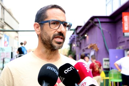 El secretari general de la CUP, Non Casadevall, fent declaracions als mitjans de comunicació