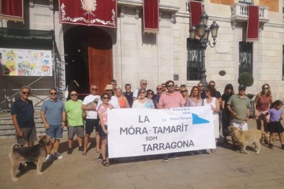 Imatge de diversos veïns amb una pancarta durant l'acte reivindicatiu