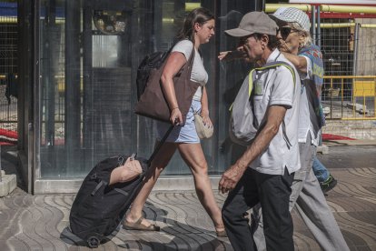 Turistes caminant per Barcelona