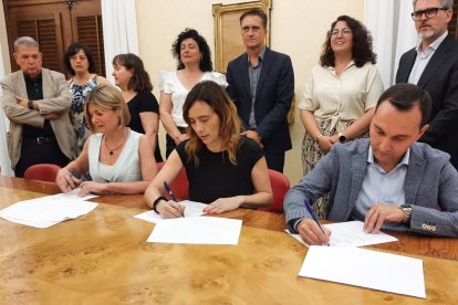 Imatge d’arxiu del moment en què Noemí Llauradó (ERC), Sandra Guaita (PSC) i Daniel Rubio (Ara Reus) van signar el pacte de govern.