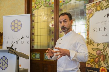 El xef del restaurant Disfrutar de Barcelona, Eduard Xatruch, durant la ponència que va pronunciar a l’Institut Pere Mata.