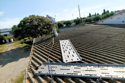Imatge d'arxiu de la retirada de plaques de fibrociment a Cal Dània.