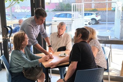 L'alcalde Kenneth Martínez explicant el programa.