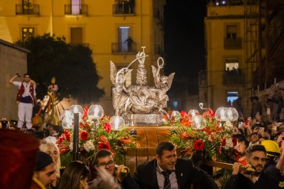 Imatge del moment de l’arribada del Braç al Pla de la Seu, abans de retornar a la Catedral.