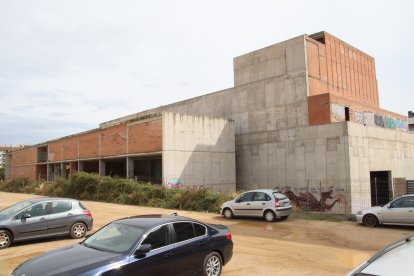 Imatge de la part posterior de l'exterior de l'auditori de Cambrils.