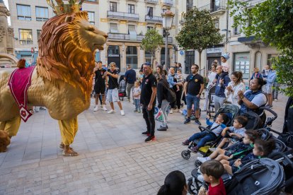 Els balls i elements del Seguici Festiu van desfermar una cercavila multitudinària i esbojarrada pels carrers del centre.