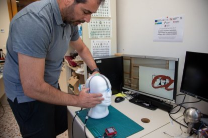 L'investigador Albert Fabregat ha aconseguit dos ajuts destinats a impulsar la comercialització de l’elèctrode aCUP-E. Cures Intensives Neonatals (UCIN).