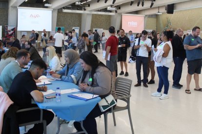 La tercera edició de l’Speed Job Dating del sector industrial i logístic ha reunit 22 empreses del Baix Penedès i 377 persones interessades a trobar feina