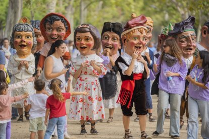 Fotografia dels Nanos del Seguici Festiu de Reus actuant durant la Baixada al Santuari de Misericòrdia del 2025.