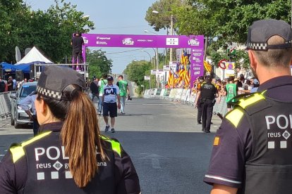 Dos agents de la Guàrdia Urbana de Reus, en el marc de la Volta Ciclista Femenina a Catalunya.